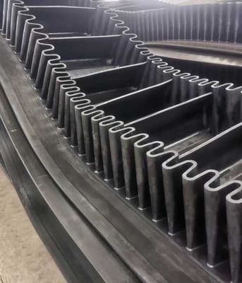 주문 Black Corrugated Sidewall Conveyor Belt for Large Inclination Transportation online manufacture